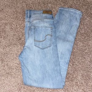 Straight leg jeans with distressed knee